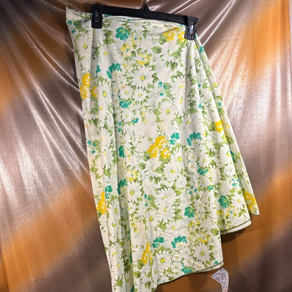Vintage 70’s round tablecloth Floral.‎ 70 x 70 Olive green edge. Stains. Box S
